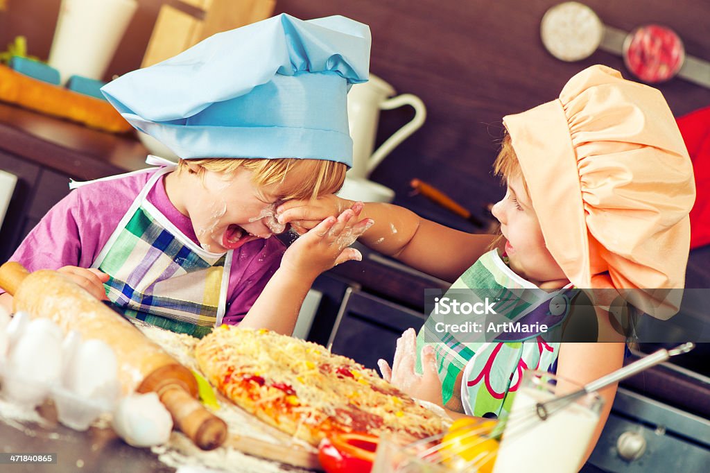 Irmã e irmão na cozinha - Foto de stock de 4-5 Anos royalty-free
