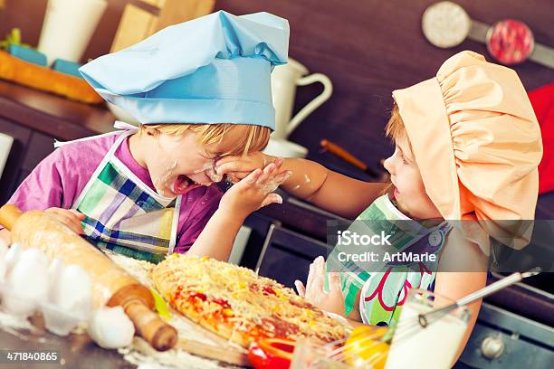 Foto de Irmã E Irmão Na Cozinha e mais fotos de stock de 4-5 Anos - 4-5 Anos, Alegria, Amizade