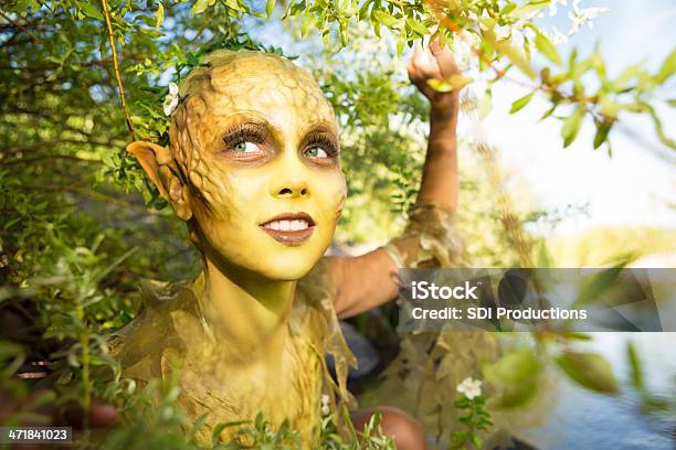 Photo libre de droit de Woodland Fée Créature Caractère Acteur De Maquillage De Théatre banque d'images et plus d'images libres de droit de Elfe