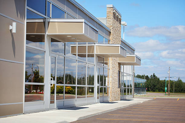 edificio de negocios pequeña entradas - store facade window display office building fotografías e imágenes de stock