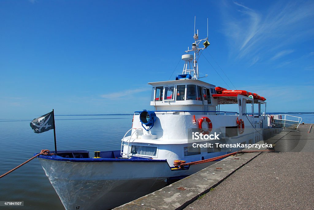 Petit bateau dans la baie - Photo de Ancre libre de droits