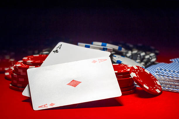 dois aces e um monte de fichas de pôquer - compulsive gambling - fotografias e filmes do acervo