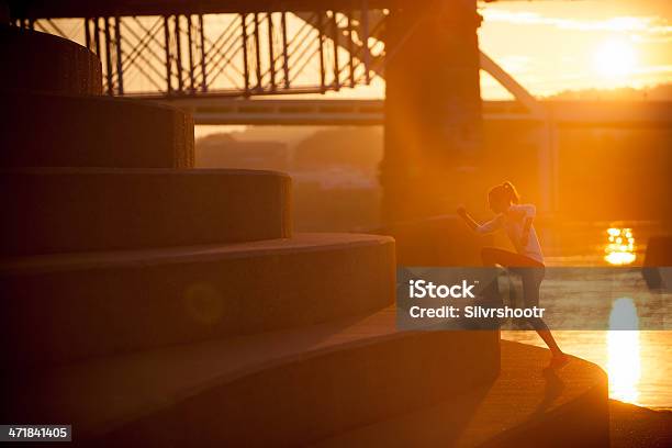 Foto de Mulher Subir Escadas Pela Ohio River Em Cincinnati e mais fotos de stock de Cincinnati - Cincinnati, Adulto, Beleza