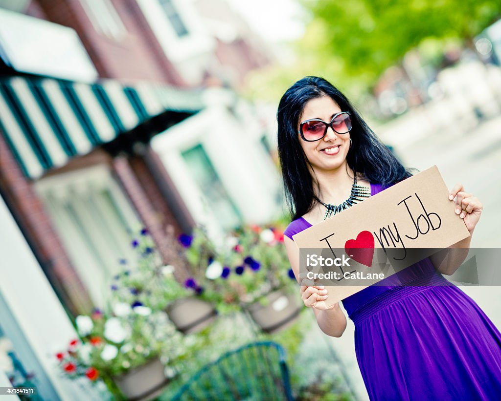 Giovane donna indiana esprimere soddisfazione sul lavoro - Foto stock royalty-free di Adulto