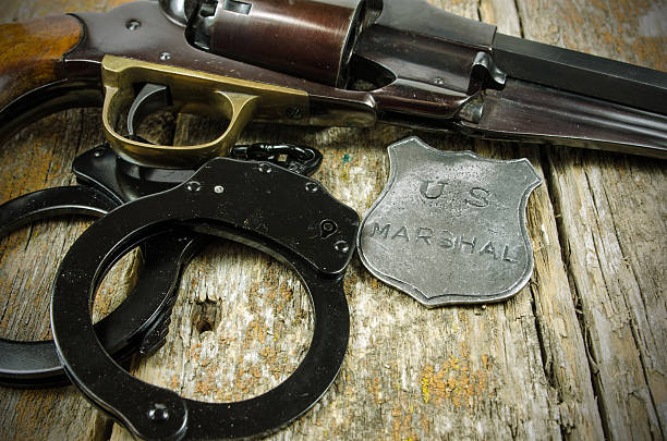 手錠、バッジと拳銃の写真 - marshal ストックフォトと画像