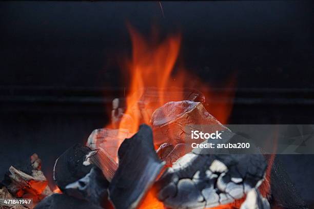 Charcoal Grill - Fotografie stock e altre immagini di Accendere (col fuoco) - Accendere (col fuoco), Alla brace, Arancione