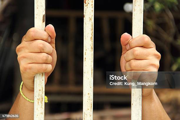 Ręka Z Więzienia Więzienia W - zdjęcia stockowe i więcej obrazów Cela więzienna - Cela więzienna, Dorosły, Fotografika