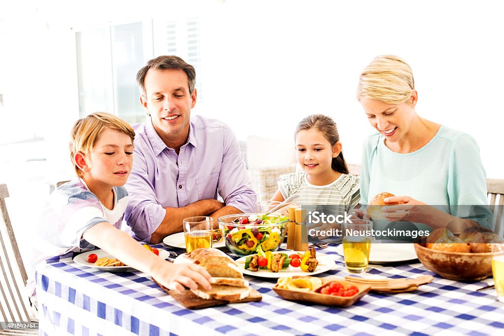 Família comer o almoço fora no Terraço - Royalty-free 10-11 Anos Foto de stock