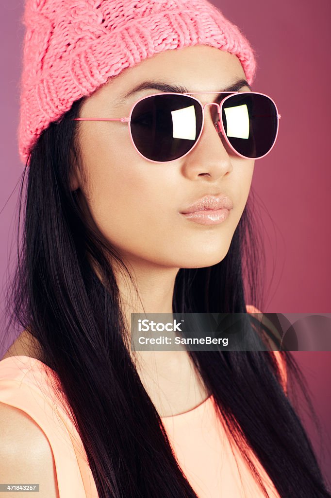 Teenager-Mädchen in wolliges Hut und Sonnenbrille - Lizenzfrei 14-15 Jahre Stock-Foto