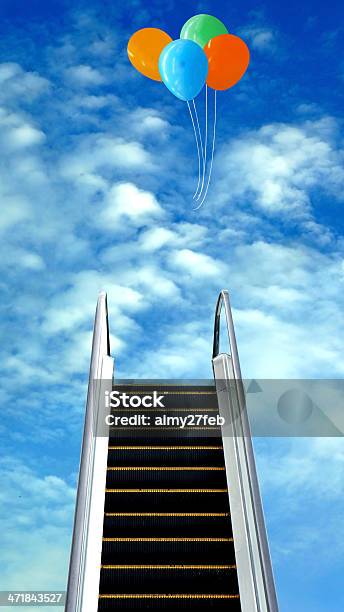 Escalera Mecánica En La Nube Y De Los Coloridos Globos Foto de stock y más banco de imágenes de Azul