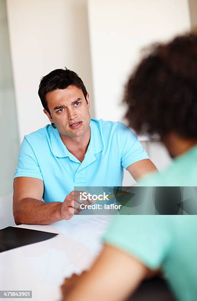 Sentado A Mesa De Negociações - Fotografias de stock e mais imagens de 20-29 Anos - 20-29 Anos, Adulto, Colega de trabalho