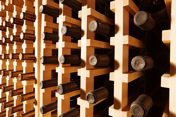 porta-vinhos cheia com garrafas na horizontal - wine cellar liquor store wine rack imagens e fotografias de stock
