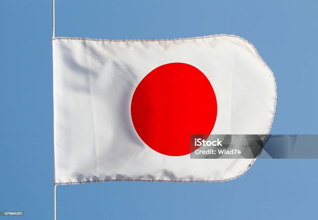 日本の国旗を風に、スカイ - 人物なしのロイヤリティフリーストックフォト