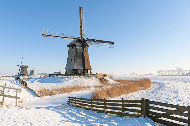 moulins à vent de hollande dans le paysage d'hiver - schermerhorn photos et images de collection