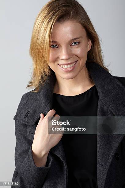 Porträt Der Frau Im Wintermantel Lächeln Stockfoto und mehr Bilder von Attraktive Frau - Attraktive Frau, Blondes Haar, Cool und Lässig