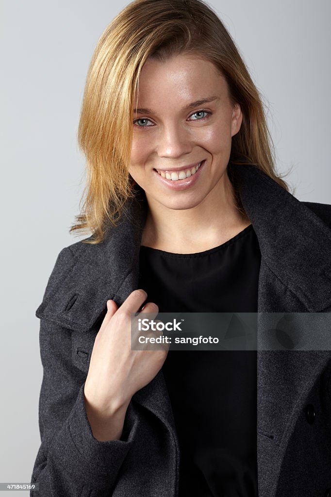 Portret kobieta w zimowy płaszcz uśmiech - Zbiór zdjęć royalty-free (20-29 lat)
