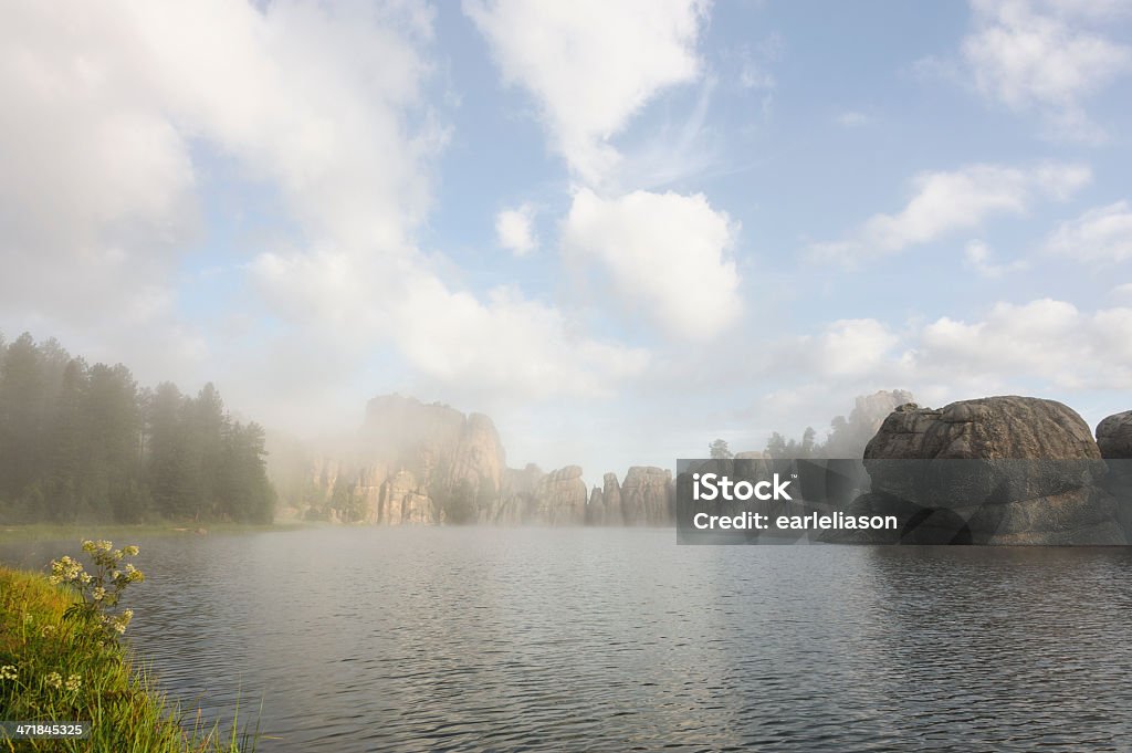 Nevoeiro desaparece em um belo dia - Foto de stock de Azul royalty-free
