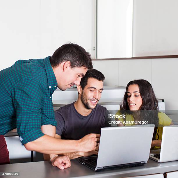 Photo libre de droit de Professeur Expliquant À Un Étudiant Dexercice banque d'images et plus d'images libres de droit de Métier - Métier, Stage de formation, Travailler