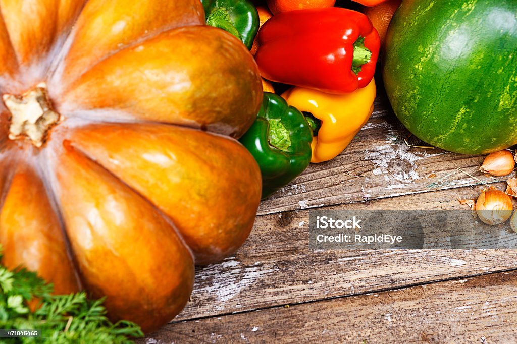 Rústica de frutas e legumes sobre fundo de madeira envelhecida - Foto de stock de Abundância royalty-free