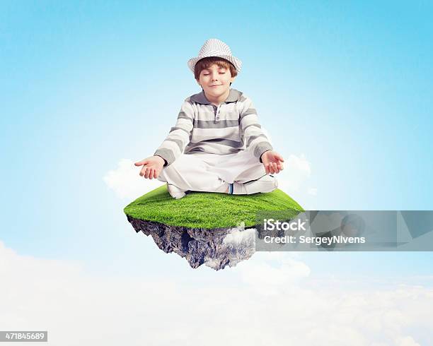 Little Boy Meditando Foto de stock y más banco de imágenes de Aire libre - Aire libre, Alegre, Azul