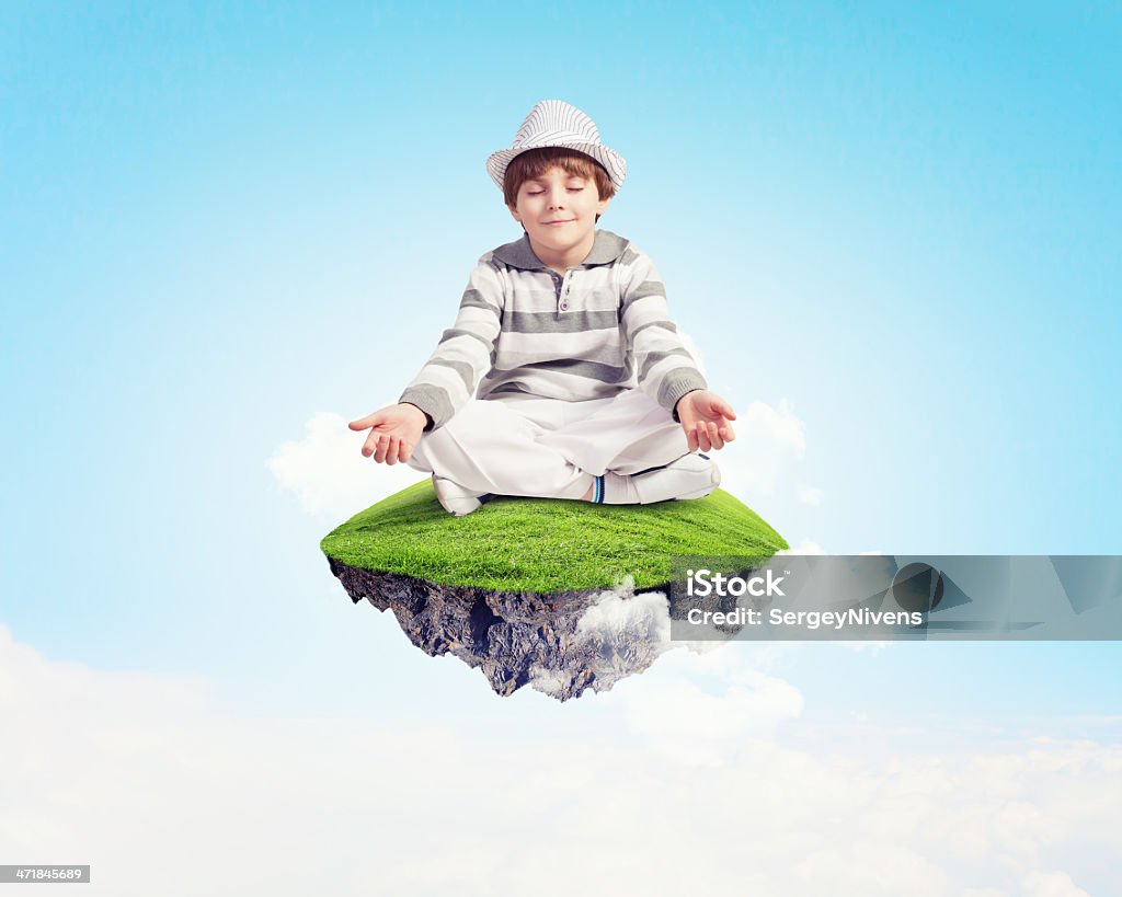 Маленький мальчик Медитировать - Стоковые фото Весёлый роялти-фри