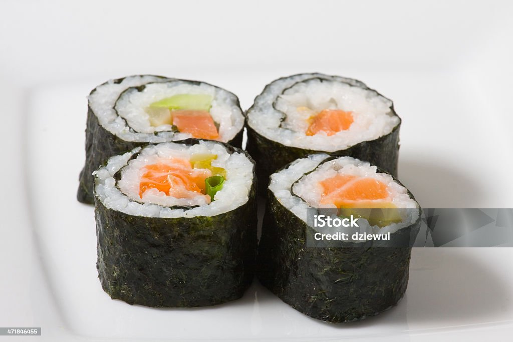 Sushi-Rolle auf weißen Teller - Lizenzfrei Einzelner Gegenstand Stock-Foto