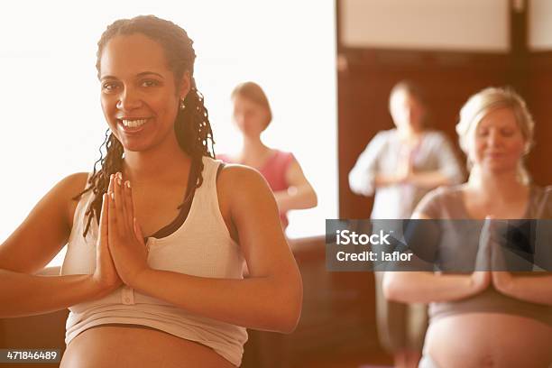 Sie Einen Der Schwangerschaft Yogakurs Stockfoto und mehr Bilder von 30-34 Jahre - 30-34 Jahre, Afrikanischer Abstammung, Afro-amerikanischer Herkunft