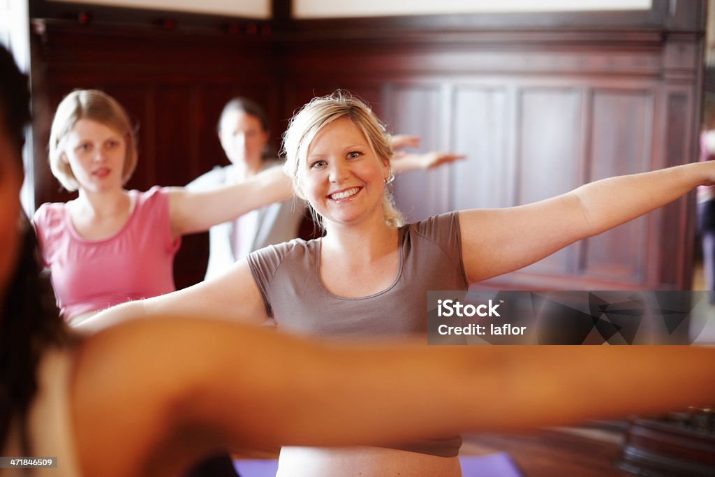 Elle adore ces cours de yoga. - Photo de 30-34 ans libre de droits