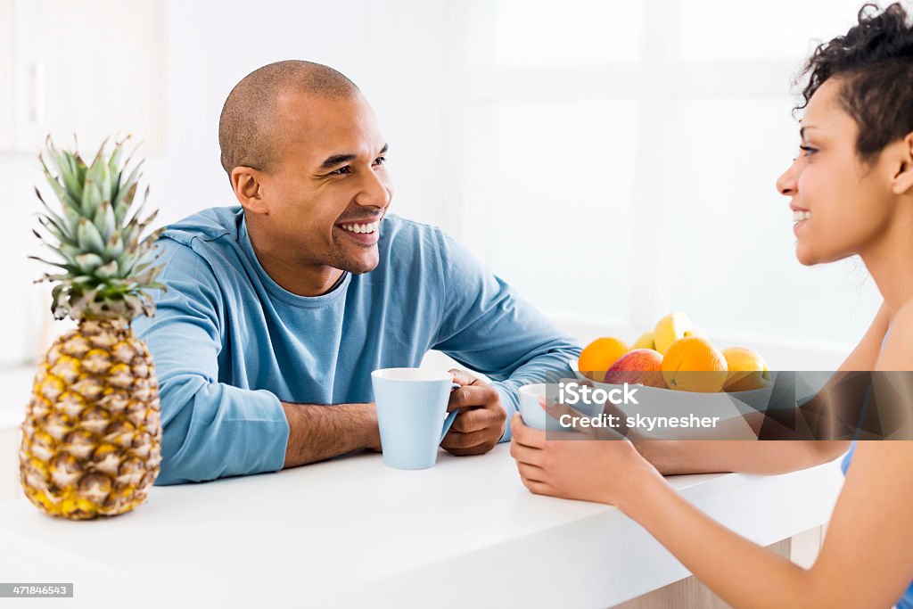 Pareja feliz en la cocina. - Foto de stock de 30-39 años libre de derechos