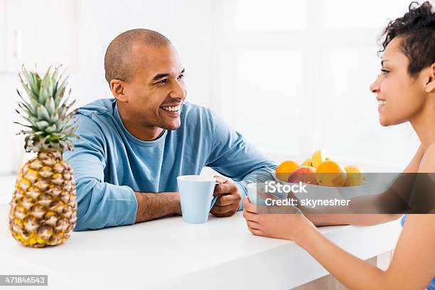 Casal Feliz Na Cozinha - Fotografias de stock e mais imagens de 30-39 Anos - 30-39 Anos, Adulto, Adulto de idade mediana