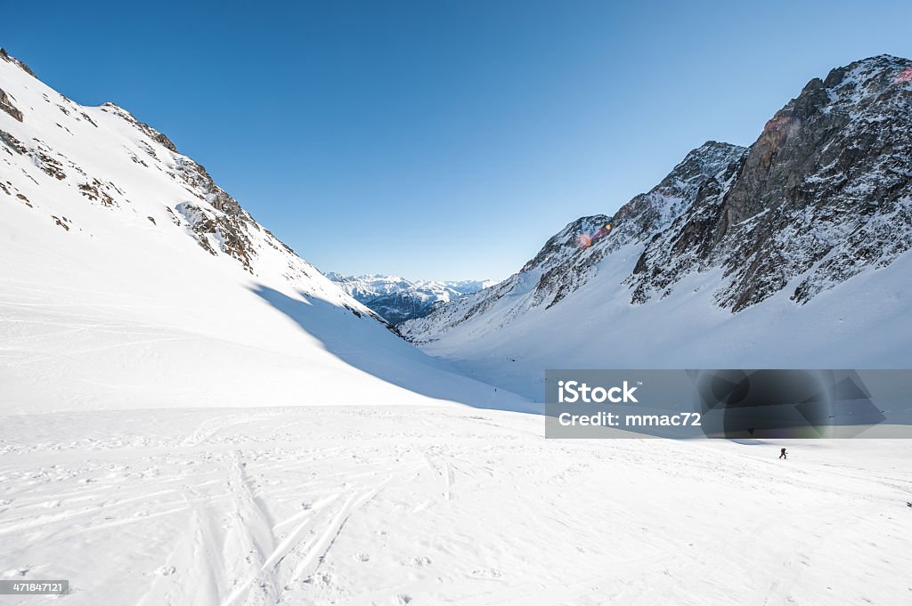 Un paysage de montagne avec soleil - Photo de Alpes européennes libre de droits