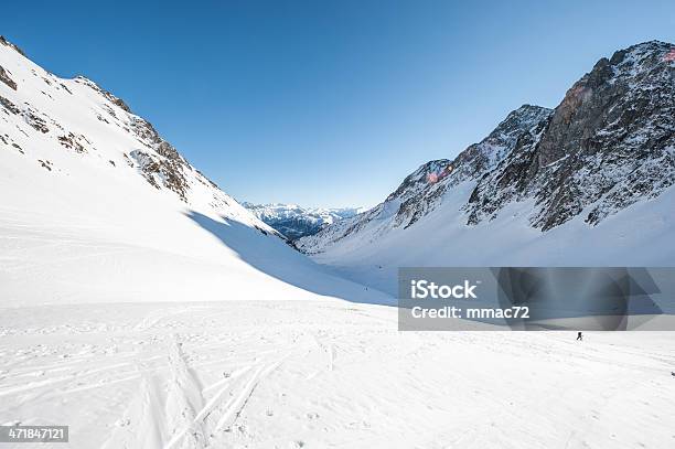 Photo libre de droit de Un Paysage De Montagne Avec Soleil banque d'images et plus d'images libres de droit de Alpes européennes - Alpes européennes, Alpes françaises, Arctique