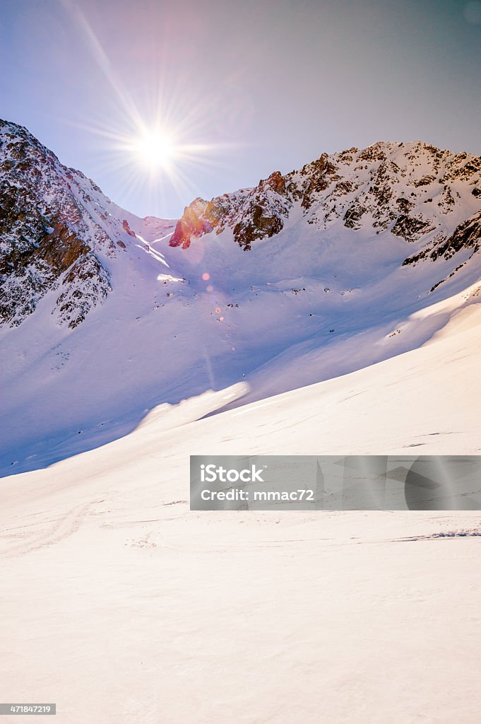 Un paysage de montagne avec soleil - Photo de Alpes européennes libre de droits