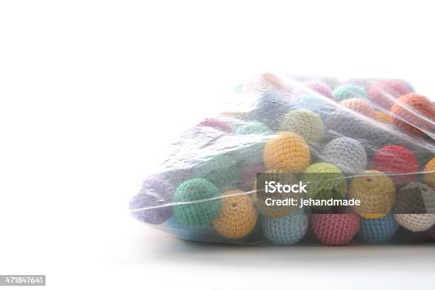 Crochet Bolas Encapsulados En Una Bolsa De Plástico En Blanco Mesa Foto de stock y más banco de imágenes de Abalorio