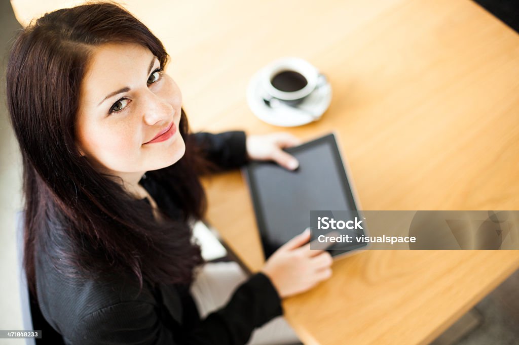 Młody biznes kobieta z cyfrowego tabletu - Zbiór zdjęć royalty-free (Kobiety)