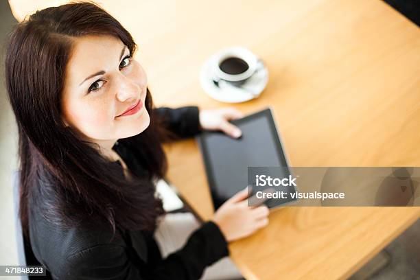Młody Biznes Kobieta Z Cyfrowego Tabletu - zdjęcia stockowe i więcej obrazów Kobiety - Kobiety, Nieformalny strój biznesowy, Tablet