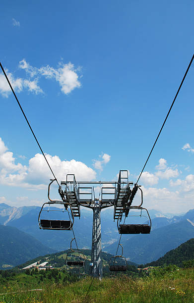 teleférico de esqui no monte zoncolan no verão - out of season - fotografias e filmes do acervo