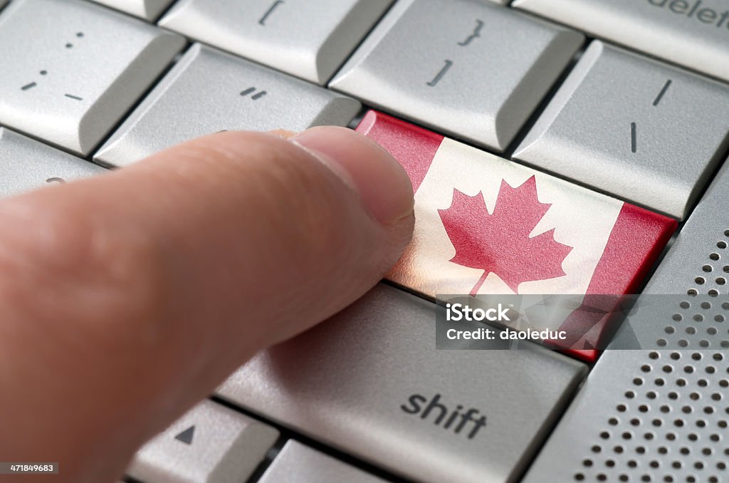 Biznes koncepcja mężczyzna Palec wciśnięcie Kanada klawisz enter - Zbiór zdjęć royalty-free (Flaga)