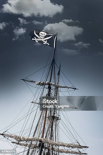Foto de Navio Pirata Com Bandeira Jolly Roger Leaning Sob Céu Escuro e mais fotos de stock de Bandeira