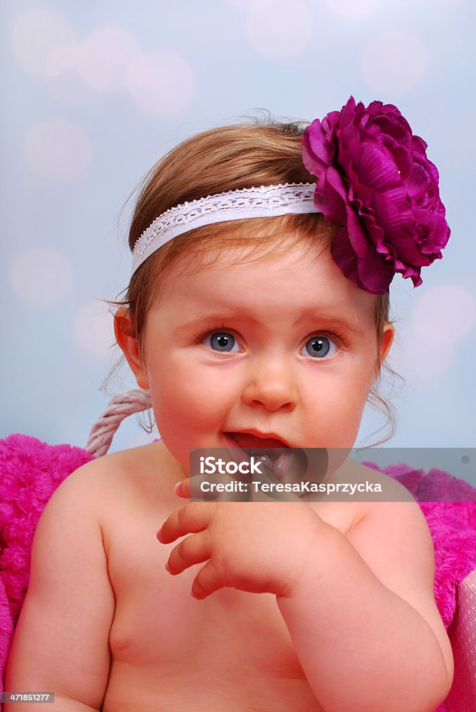 Belle petite fille dans le panier en osier, 10 mois - Photo de Assis libre de droits