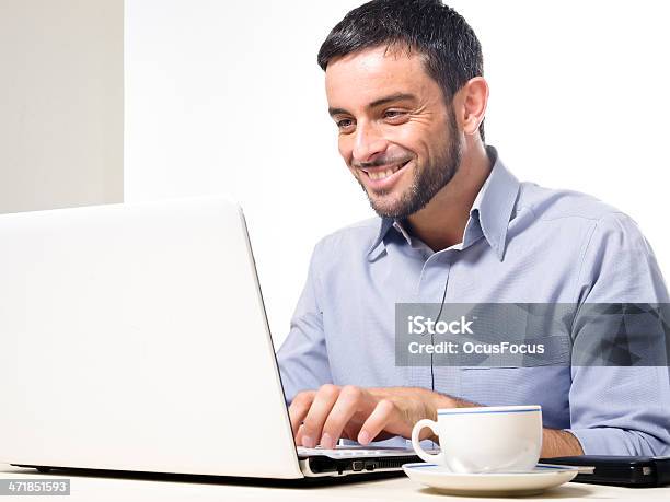 Jovem Com Barba Trabalhando No Laptop - Fotografias de stock e mais imagens de Adulto - Adulto, Azul, Barba