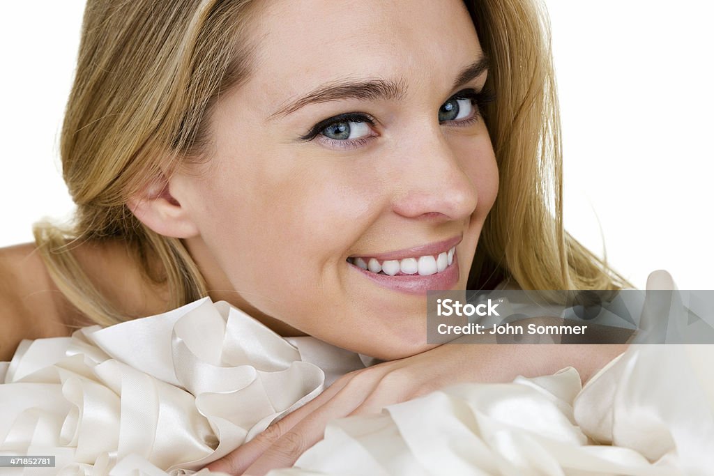 Schöne Frau, die Festlegung auf Seiden Bettwäsche - Lizenzfrei 20-24 Jahre Stock-Foto