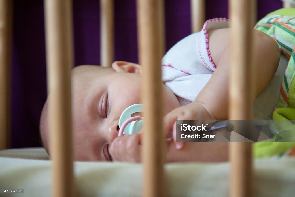 Piccolo bambino dormire. - Foto stock royalty-free di 0-11 Mesi