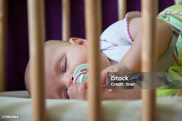 Piccolo Bambino Dormire - Fotografie stock e altre immagini di 0-11 Mesi - 0-11 Mesi, Ambientazione interna, Amore