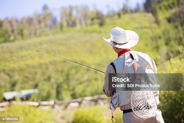 フライフィッシャーマン保持釣り竿を立つ川 - アウトドアのストックフォトや画像を多数ご用意 - アウトドア, スポーツ, スポーツ用品