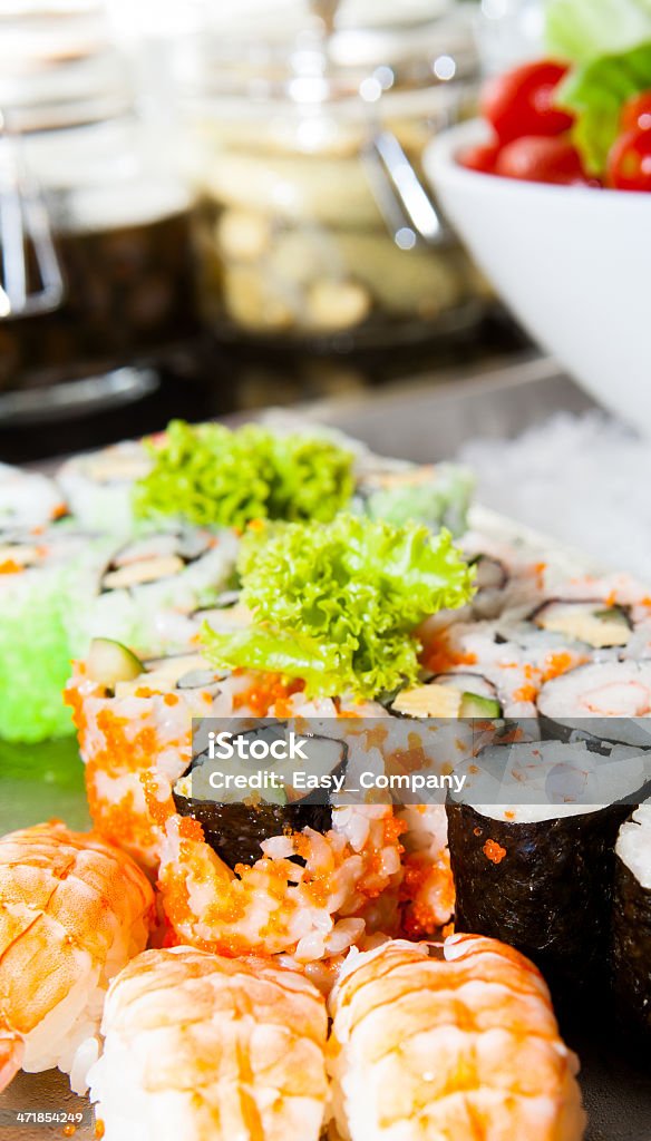 Sushi se clasifican en la placa - Foto de stock de Aderezo libre de derechos