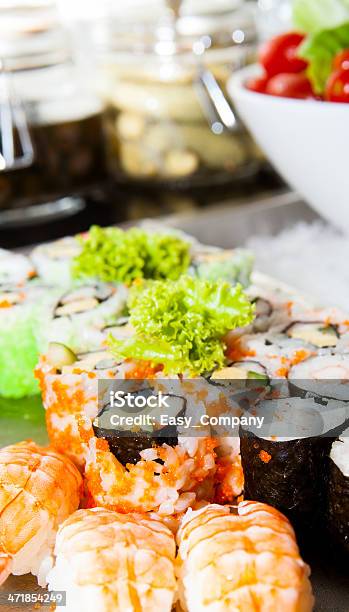 Sushi Se Clasifican En La Placa Foto de stock y más banco de imágenes de Aderezo - Aderezo, Alimento, Amasar