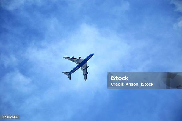 Avión En El Cielo Foto de stock y más banco de imágenes de Avión - Avión, Cielo, Vista ascendente