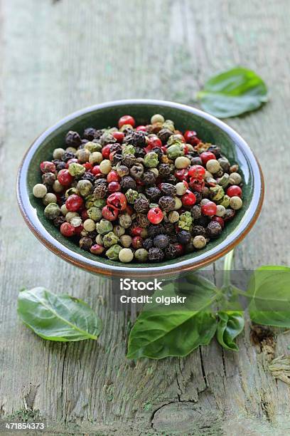 Foto de Variedade De Vermelho Preto E Pimentão Verde Em Uma Tigela e mais fotos de stock de Alimentação Saudável