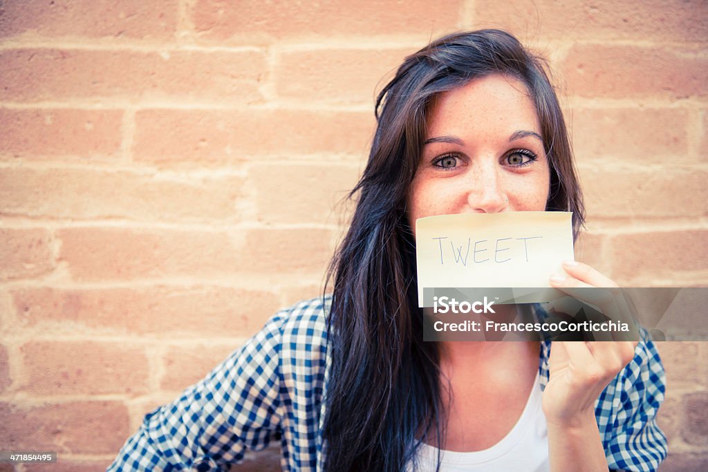 Mujer joven con un tweet papel - Foto de stock de 20-24 años libre de derechos